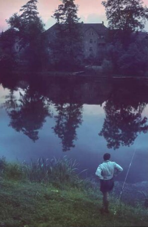 Saaletal. Angler an der Saale in der Abenddämmerung