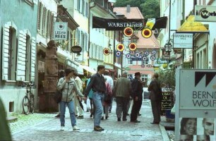 Freiburg im Breisgau: Tour-Werbung in der Schusterstraße
