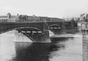 Dresden. Marienbrücke (Eisenbahnbrücke) (1898/1901; H. M Krüger) über die Elbe. Ansicht mit Personenzug. Blick von der Marienbrücke (Straßenbrücke)