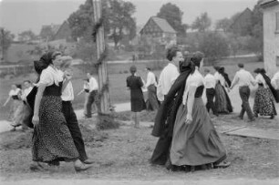 Maibauwerfen in Panschwitz-Kuckau. : Mejemjetanje w Pančicach-Kukowje.