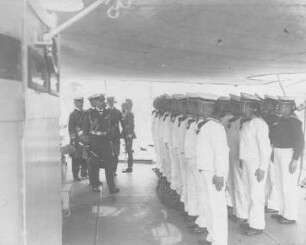 Kaiser Wilhelm II. beim Abschreiten der Front angetretener Matrosen : Seiner Majestät Schiff "Hansa" vor Balholm (Norwegen). Kaiser Wilhelm II. beim Abschreiten der Front angetretener Matrosen