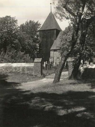 Prerow. Dorfkirche (Seemannskirche Prerow; 18. Jahrhundert). Ansicht über Kirchhoftor