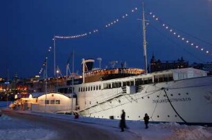 Stockholm - Hotelschiff am Abend : Hotelschiff "Mälardrottningen" am Mälarsee, aufgenommen 2006 in Stockholm