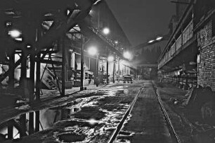 Generatorenanlage bei Nacht