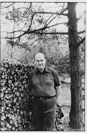 Der Schriftsteller Franz Fühmann (1922-1984) in seinem Garten