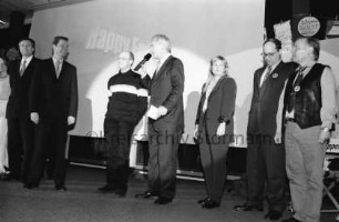 FDP: Wahlkampfveranstaltung zur Landtagswahl: Schulzentrum Am Heimgarten, Forum: Abschlussrunde: Landesvorsitzender Jürgen Koppelin als Moderator mit Mikrofon, Bundesvorsitzender Wolfgang Gerhardt, FDP-Generalsekretär Guido Westerwelle, Kreisvorsitzende Hedda Bluschke, Parteikollegen: 18. Februar 2000