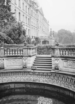 Donauquelle (Brunnenrondell) : Donaueschingen, Blick von der Donauquelle zum Schloss