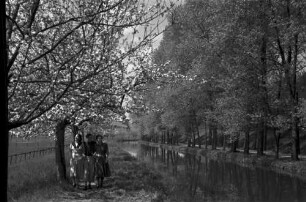 Warburg: Spaziergang an der Diemel, Käte und Robert Rascher, Frau Aumann