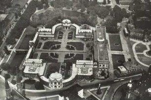 Dresden-Altstadt. Zwinger (1709-1728, M. D. Pöppelmann, B. Permoser). Luftbild-Schrägaufnahme von Südost