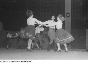 Tanzpaare auf einer Kulturveranstaltung