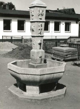 Tierbrunnen : Tierbrunnen (mit beschädigtem Becken). Stein, wohl um 1925. Dresden-Cossebaude, Bahnhofstraße 5, Hans-Grundig-Oberschule (Grundschule Cossebaude), Schulhof