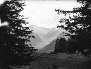 Das Valsertal : Blick von einer waldigen Bergkuppe in das Valsertal.