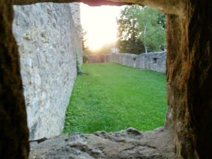 Nordzwinger nach Westen aus Schießscharte des Nordturms (flankierender Halbschalenturm der Kirchhofmauer) - Übersicht des einstigen Schußfeldes in den Zwinger