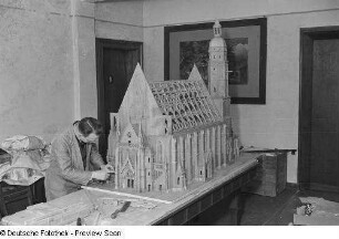 Modellbauer beim Anfertigen eines Holzmodelles der Leipziger Thomaskirche