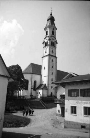 Pfronten: Kirche [St. Nikolaus] und Gasthaus