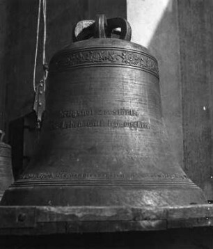 Glocke mit Inschrift "..Kriegsnot zerstörte...Leben will ich werken." : Glocke mit Inschrift "..Kriegsnot zerstörte...Leben will ich werken.". Bronze (1927?; Gebrüder Ullrich), wohl für Kemptem im Allgäu