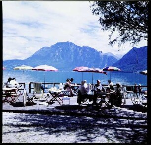 Attersee: Terrasse am See mit Sonnenschirmen