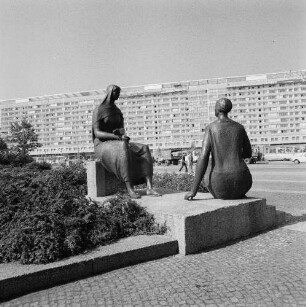 Dresden-Altstadt, Christianstraße (heute St. Petersburger Straße). Gruppenplastik "Studentische Jugend" (Bronze, überlebensgroß; 1963, W. Förster) vor einem Studentenwohnheim