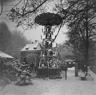Schwarzenberg, Weihnachtsmarkt : Schwarzenberger Ortspyramide und Altes Postamt. Winteraufnahme
