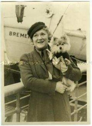 Opernsängerin Frieda Hempel mit ihrem Hund an Deck des Hochseepassagierdampfers "Bremen"