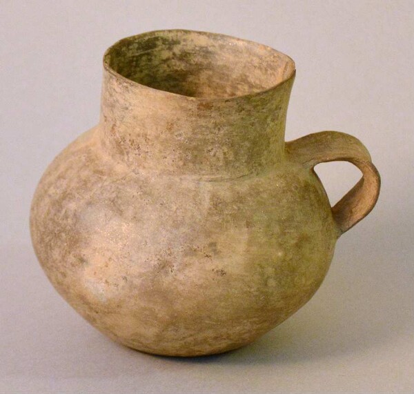 Clay vessel with handle