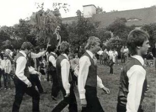 Maibaumwerfen in Königswartha : Ort: Rakecy / Königswartha. Maibaumwerfen, der Maikönig wird von seinen Freunden und Mitstreitern auf den Schultern getragen