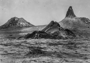 Im Krater des Vulkans Ol Doinyo Lengai : Blick auf drei Ausbruchskegel im Krater des Vulkans Ol Doinyo Lengai