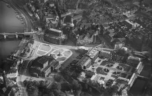 Dresden-Altstadt: Theaterplatz und Zwinger von Westen gegen den Neumarkt. Luftbild-Schrägaufnahme