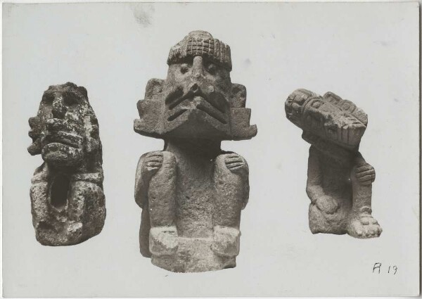 "Drei Steinfiguren des Windgottes Quetzalcoatl. -Eigenartige Kopfhaltung der Figur rechts. 27 bzw. 19 cm Höhe."