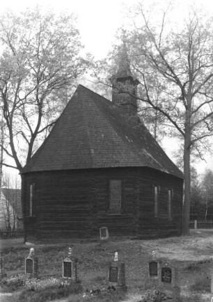 Sprey. Schrotholzkapelle. Ansicht von Nordosten mit Grabmalen (1. Hälfte 20. Jahrhundert)