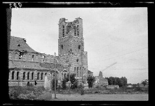 Paschendaele (=Passendale, Belgien): "zerstörte Kirche" (Seitansicht, Distanzaufnahme)