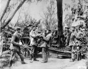 Soldaten laden eine Feldhaubitze