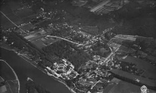 Dresden. Elbe mit der nordwestlichen Spitze der Pillnitzer Elbinsel, Pillnitz mit Schloß und Hosterwitz. Luftbild-Schrägaufnahme von Südsüdost