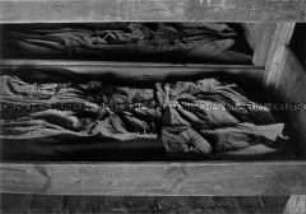 Schlafstellen mit Häftlingskleidern in der KZ-Gedenkstätte Majdanek