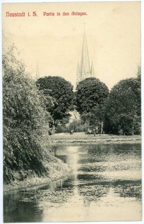 Neustadt in Sachsen. Anlagen mit Teich : Neustadt in Sachsen. Anlagen mit Teich und Turmspitze der St. Jacobi Kirche