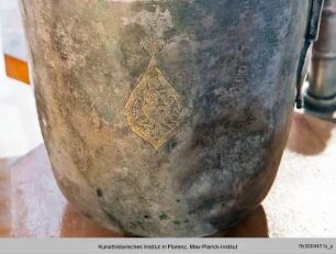 Persischer Krug mit Tierreliefs (hinter Glas)