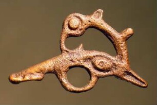 Zierstück: Vogelkopf und Fisch (?) oder Hirschkopf (?)
