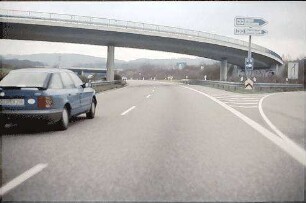 Fahrbahn Süd der K9652 (Landau Richtung Wolfartsweier): Brücke West (Überführung West [Heidelberg Richtung Wolfartsweier]) von Westen