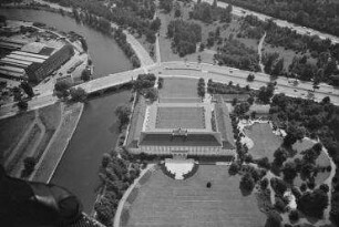 Luftaufnahme, Blick von Nord-Westen auf das Schloß Bellevue. Berlin-Tiergarten, Spreeweg, Bellevue-Ufer