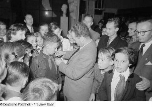 Kinder zu Besuch auf der Leipziger Herbstmesse 1954 in der polnischen Sektion