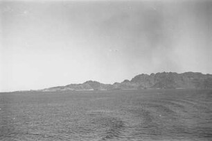 Vor der Küste von Aden : Blick vom Meer auf die Küste von Aden