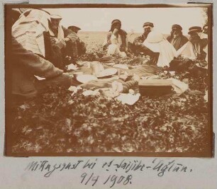 Mittagsrast bei et-taijibe-'Aglun [adschlun, adjlun]. 9/4 1908.
