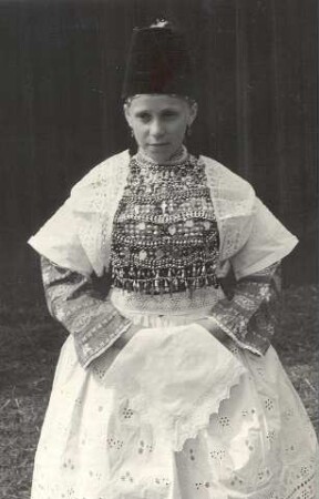 Brautjungfer aus Seidewinkel : Kleidung - Hoyerswerdaer Tracht. Ort: Židźino / Seidewinkel. Unverheiratete Brautjungfer (družka) oder Taufpatin aus dem Landkreis Hoyerswerda.