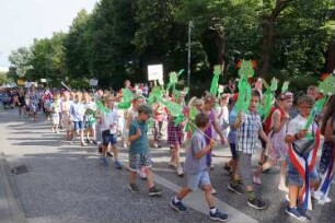 Bad Oldesloe: Kindervogelschießen: Bundestraße 208 (Berliner Ring), im VordergrundSchulklasse der Schule am Masurenweg mit "Drachen", im Hintergrund Schulklassen der Schule am Masurenweg, 30.06.2022