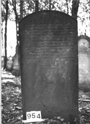 Grabstein 954 (Index: 99899477) Material: Sandstein Zustand: unten verwittert, Inschrift gut erhalten Maße HxBxT: 122x61x9 cm Beschreibung: Stele mit Segmentbogenabschluss, im Bogenfeld Levitenkanne Symbolik: Levitenkanne: Grabstein 954