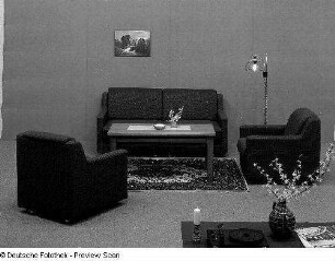 Wohnzimmermöbel (1982; VEB Möbelkombinat ¿neuzera¿ Rathenow). Sitzgruppe (Modell EW 704) und Couchtisch (Modell C 23)