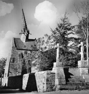 Saint-Gonnery. Kirche (1601/1700). Ansicht mit Friedhof und Kalvarienberg (1762)