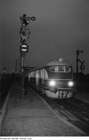 Vorderansicht einer Schnellzuglokomotive bei Nacht