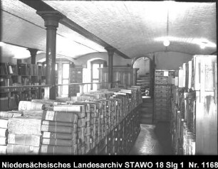 Braunschweigisches Landeshauptarchiv/Niedersächsisches Staatsarchiv in der Alten Kanzlei, Wolfenbüttel [um 1950] Enthält: Magazingeschoss mit verschnürten Archivalien