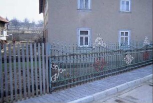 eiserner Gartenzaun mit Schmuckelementen